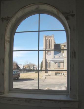 arched window in the school - ventana de arco en la escuela